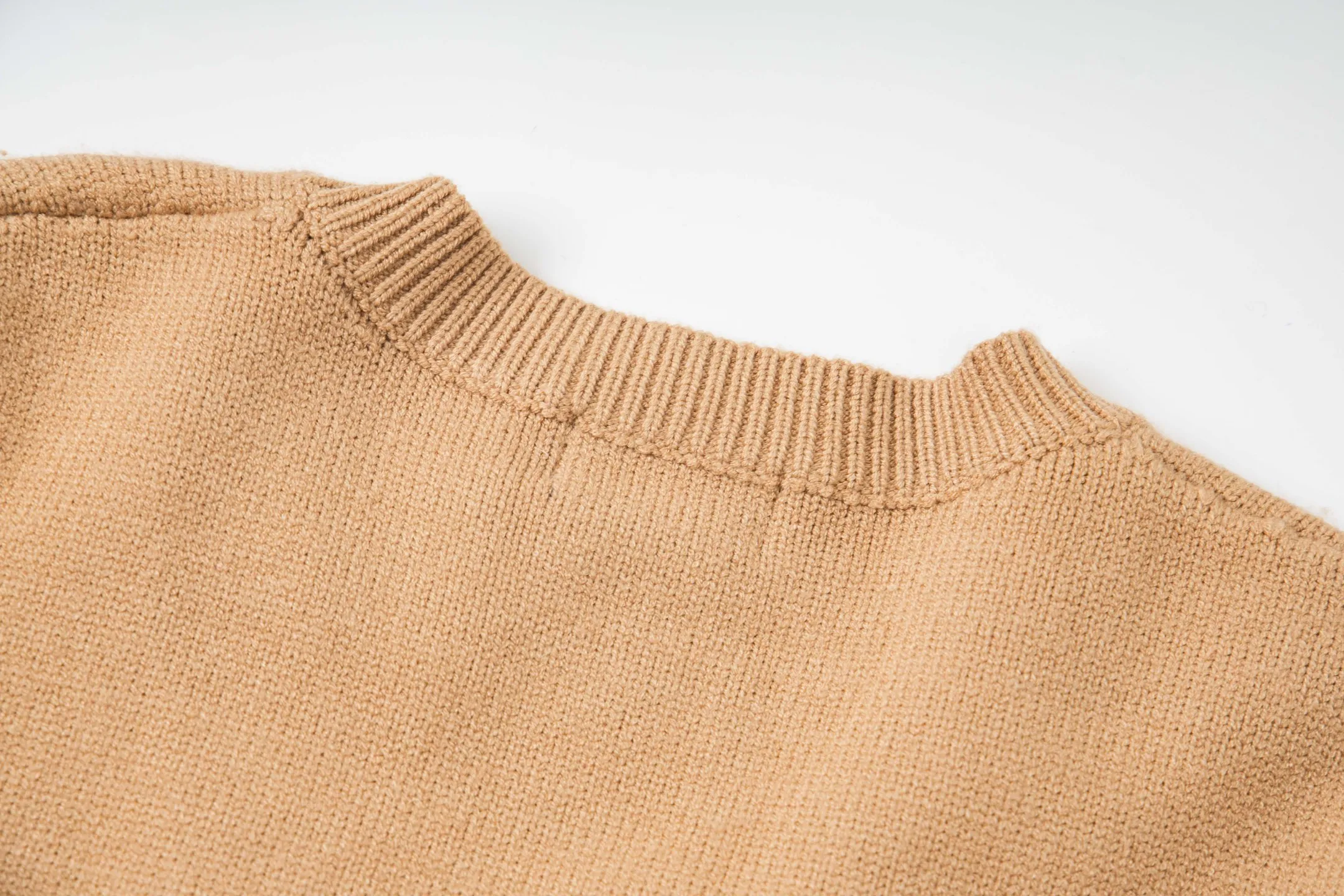 P210 Style number: Y197 Ralph Lauren men's crew neck sweater men's hemp flower original collar sweater. The version is really good-looking. It can be worn alone or as a jacket to be worn inside or outside. The upper body shows personal fashion charm. Four colors are available. The same style for men and women. A must-see item for new summer products. Tag, hanging grain, washed, packaging bag, full set of accessories. Very good appearance. Super exquisite workmanship. Size: S-XL